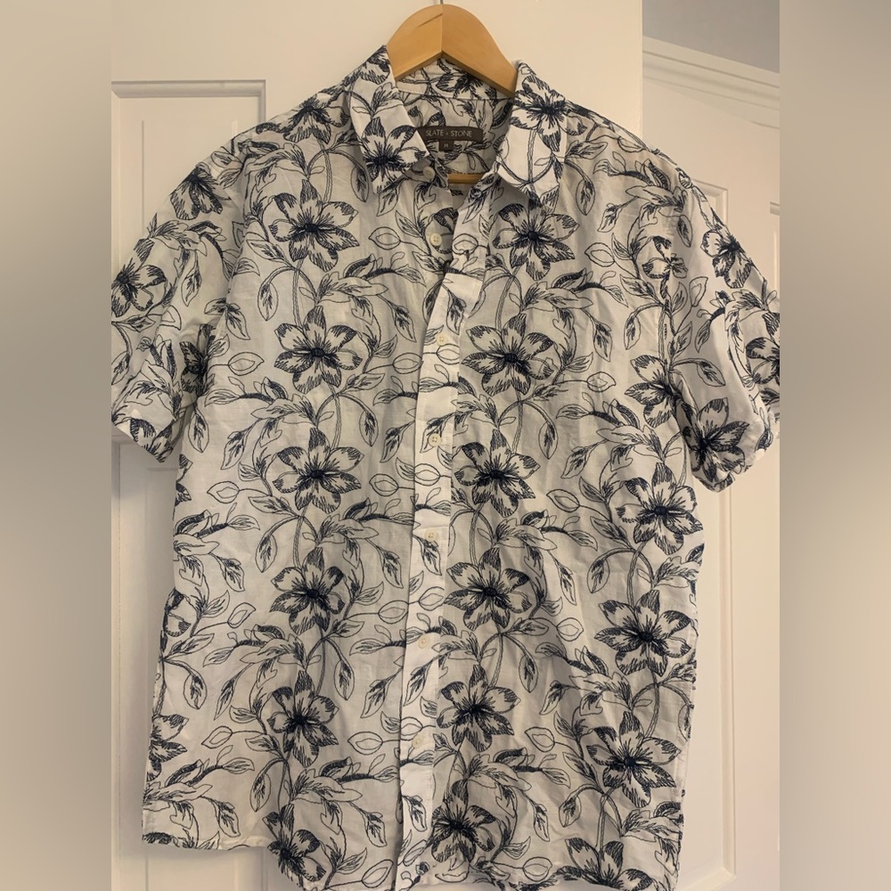 💙NWT/Unworn Slate & Stone Navy and White Floral Shirt🤍